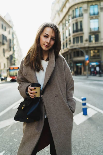 Açık Trendy Sokak Kıyafeti Holding Giymiş Güzel Genç Kadın Portresi — Stok fotoğraf