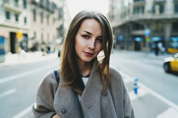 Bela Jovem Mulher Casaco Elegante Posando Livre — Fotografia de Stock