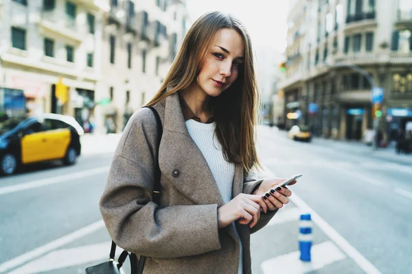 Hermosa Mujer Joven Con Ropa Elegante Usando Teléfono Inteligente Mientras —  Fotos de Stock