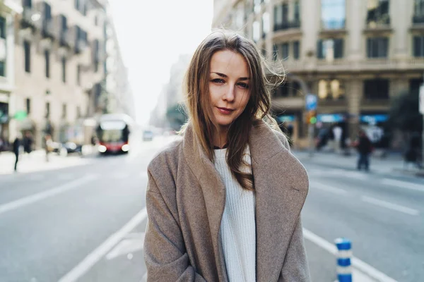 Şık Ceket Açık Havada Poz Içinde Güzel Genç Kadın — Stok fotoğraf