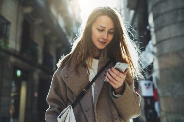 Serbest meslek sahibi erkek smartphone ve onun elinde bir gazete ile coworking alanı olacak.  