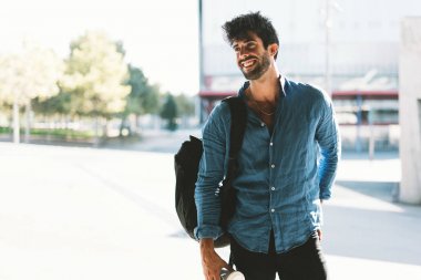 arkasında bir sırt çantası ve bir paket servisi olan restoran elinde kahve ile yeni bir şehir keşfetmek bir genç çekici seyahat blogcu 