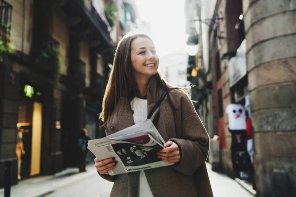 Joven Emprendedor Alegre Leyendo Noticias Periódico Matutino Mientras Camina Oficina — Foto de Stock