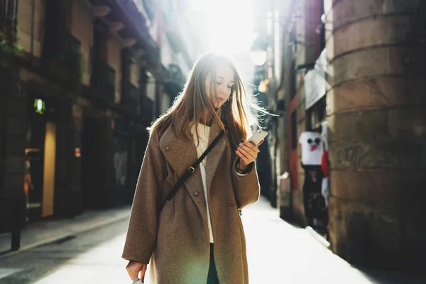 Retrato Una Joven Mujer Hipster Sosteniendo Teléfono Móvil Mano Mirando — Foto de Stock