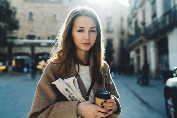 Mulher Freelancer Indo Para Espaço Coworking Com Uma Xícara Papel — Fotografia de Stock