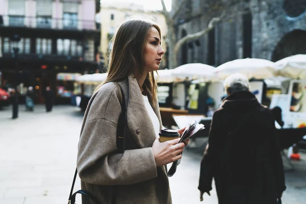 Freelancer Vrouw Gonna Naaiatelier Ruimte Met Een Kopje Koffie Papier — Stockfoto