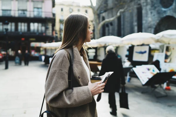 Mulher Freelancer Indo Para Espaço Coworking Com Uma Xícara Papel — Fotografia de Stock