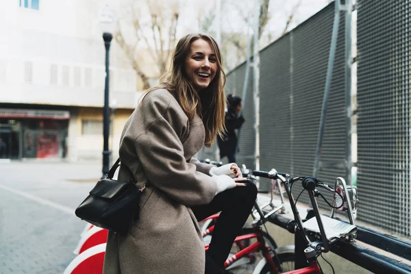 Alegre Freelancer Mujer Alquilando Bicicleta Ciudad Para Montar Con Amigos — Foto de Stock