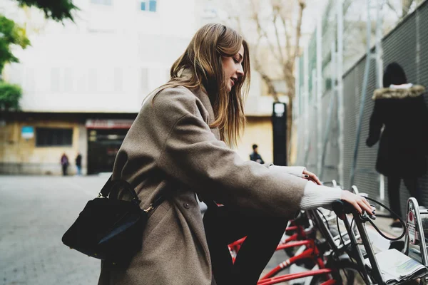 Menina Estudante Elegante Roupas Elegantes Sentado Uma Bicicleta Cidade Alugada — Fotografia de Stock
