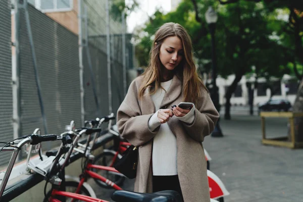 Молодая Туристка Проверяет Маршрут Приложении Мобильного Телефона Перед Поездкой Велосипеде — стоковое фото