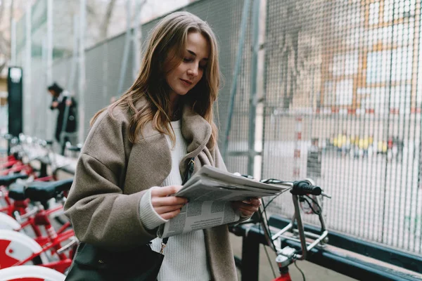 Joven Mujer Caucásica Leyendo Interesante Artículo Periódico Mientras Pasa Por —  Fotos de Stock