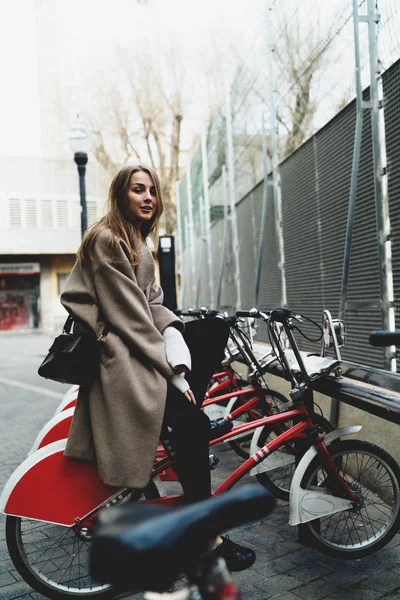 Стильна Дівчина Хіпстерка Модному Одязі Сидить Орендованому Міському Велосипеді Готова — стокове фото