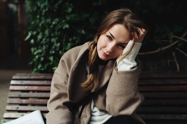 Ein Hüfthohes Foto Einer Schönen Blonden Frau Einem Stylischen Übergroßen — Stockfoto