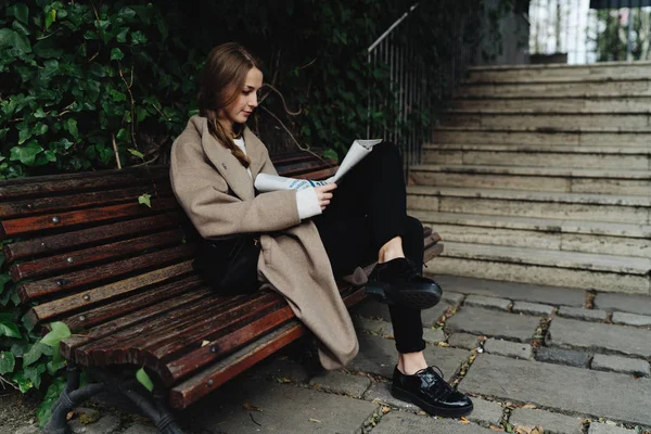 Retrato Una Joven Alegre Atractiva Leyendo Periódico Parque Ciudad — Foto de Stock