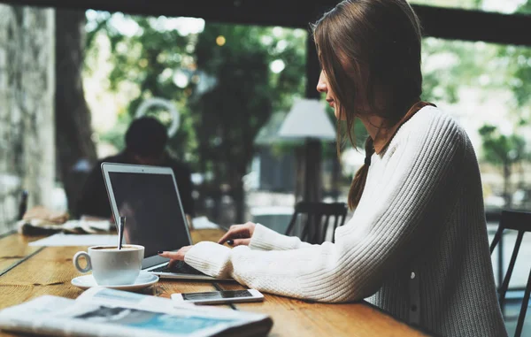 Schöne Junge Frau Arbeitet Während Der Mittagszeit Mit Laptop Einem — Stockfoto