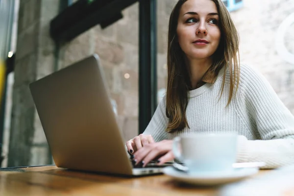 Schöne Junge Frau Arbeitet Während Der Mittagszeit Mit Laptop Einem — Stockfoto