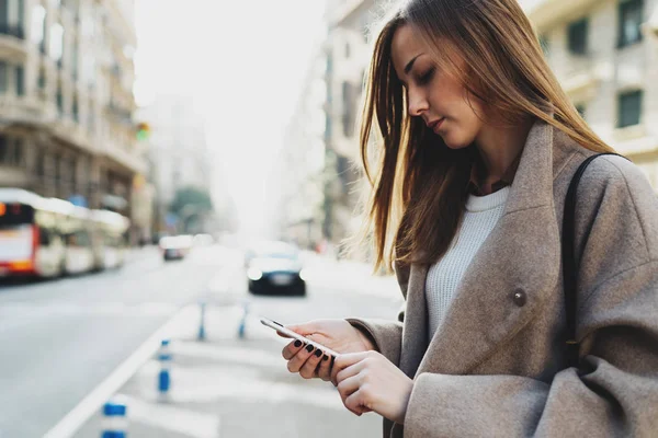 Portret Van Mooie Jonge Vrouw Kijken Naar Mobiele Telefoon Tijdens — Stockfoto