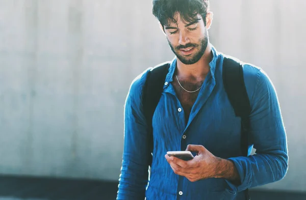 Stilig Ung Man Med Smartphone Poserar Utomhus — Stockfoto