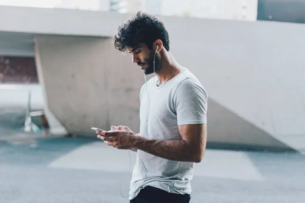 Jovem Bonito Com Smartphone Posando Livre — Fotografia de Stock