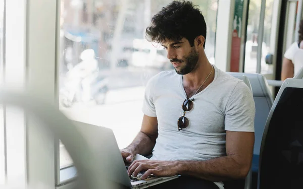 Homem Hipster Barbudo Trabalhando Com Laptop Conectado Público Enquanto Sentado — Fotografia de Stock