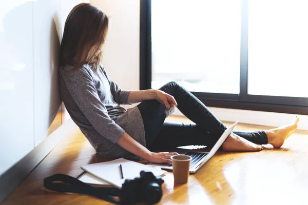 Giovane Donna Seduta Pavimento Utilizzando Computer Portatile — Foto Stock