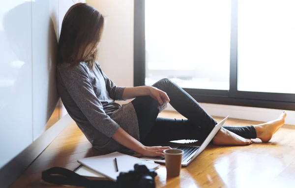 Jonge Vrouw Zitten Een Verdieping Het Gebruik Van Laptop — Stockfoto