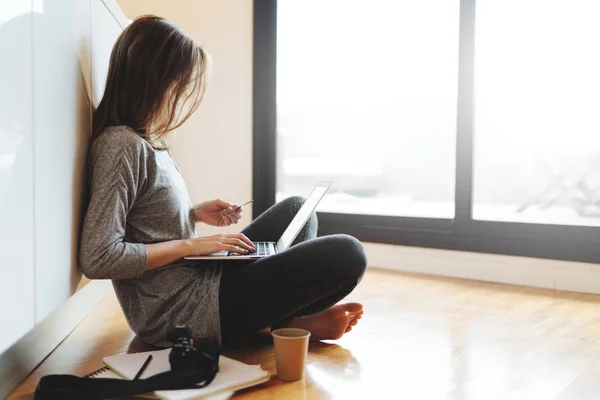 Νεαρή Γυναίκα Κάθεται Στο Πάτωμα Και Χρησιμοποιούν Φορητό Υπολογιστή — Φωτογραφία Αρχείου
