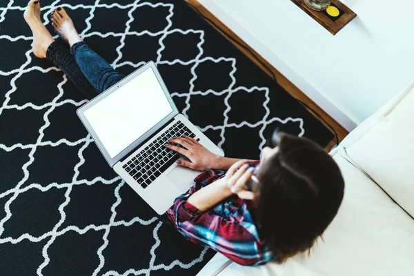 Wanita Muda Yang Duduk Atas Karpet Dengan Laptop Berlutut Dengan — Stok Foto
