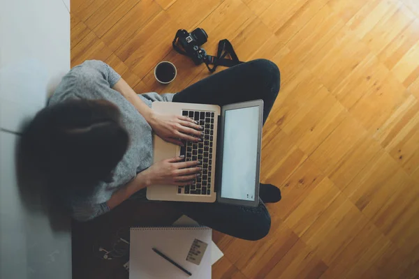 Vista Superior Uma Jovem Fotógrafa Trabalha Com Laptop Enquanto Está — Fotografia de Stock