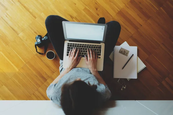 Top View Young Female Photographer Works Laptop While Sitting Wood — Stok Foto