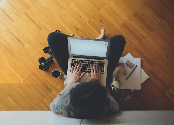 Vista Superior Uma Jovem Fotógrafa Trabalha Com Laptop Enquanto Está — Fotografia de Stock