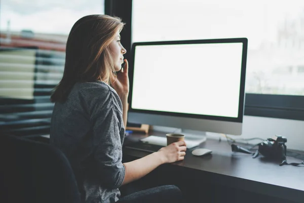 Hermosa Joven Que Trabaja Con Computadora Lugar Trabajo —  Fotos de Stock