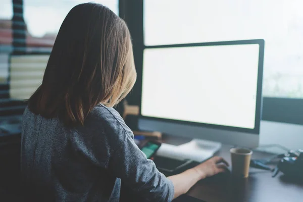 Hermosa Joven Que Trabaja Con Computadora Lugar Trabajo —  Fotos de Stock