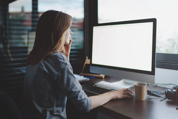 Hermosa Joven Que Trabaja Con Computadora Lugar Trabajo —  Fotos de Stock