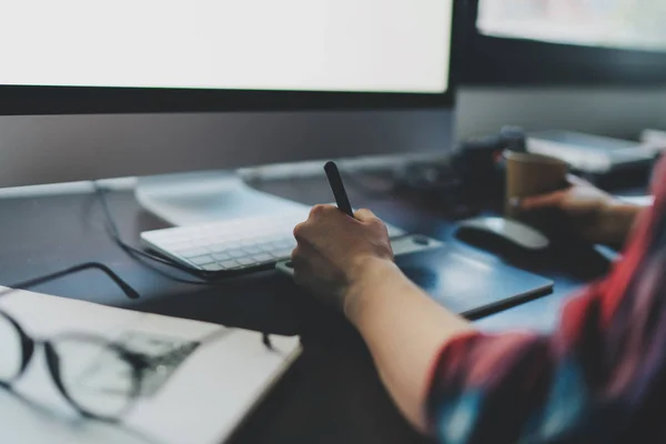 Foto Primer Plano Manos Femeninas Utilizando Una Tableta Gráfica Lápiz —  Fotos de Stock