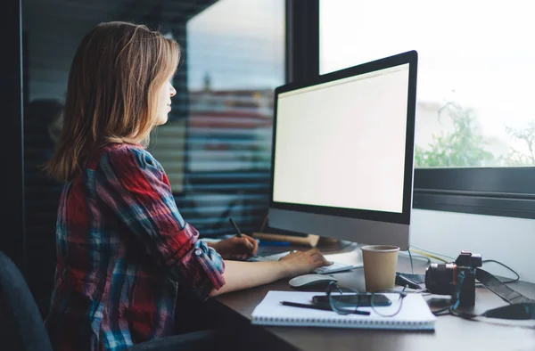 Jovem Que Trabalha Com Computador Enquanto Está Sentado Escritório Mobiliado — Fotografia de Stock