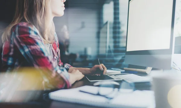 Close Van Jonge Zakenvrouw Dragen Casual Shirt Leeg Computerscherm Kijken — Stockfoto