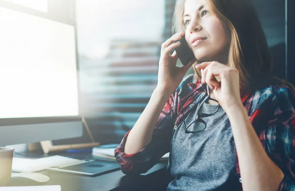 Jonge Vrouwelijke Zakenvrouw Praten Smartphone Tijdens Het Zitten Werkplek Glazen — Stockfoto