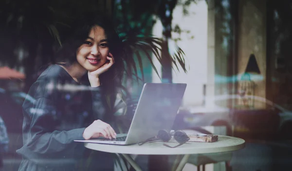 Freelancer Asiático Encantador Trabalhando Laptop Enquanto Sentado Café Com Interior — Fotografia de Stock