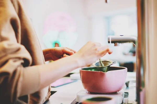 บาร ออาช พเตร ยมชาญ Matcha โดยใช นทร และเคร องม Teaware — ภาพถ่ายสต็อก