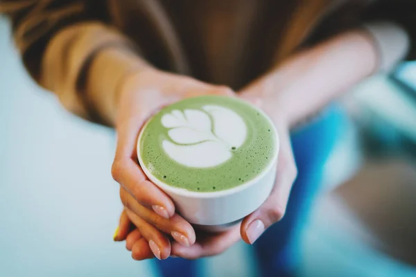 Közelkép Egy Kezéről Fehér Csészével Frissen Készített Matcha Latte Teával — Stock Fotó