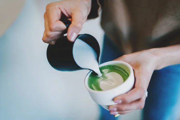 Professzionális Barista Mintákat Készít Miközben Ízletes Egészséges Matcha Teát Készít — Stock Fotó