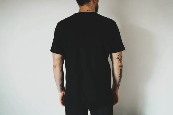 Joven Hipster Con Jeans Negros Camiseta Negra Blanco Con Espacio — Foto de Stock