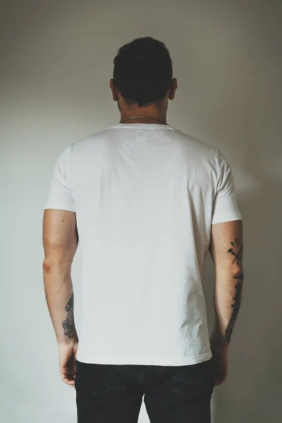 Joven Hombre Hipster Con Camiseta Blanca Blanco Con Espacio Vacío —  Fotos de Stock