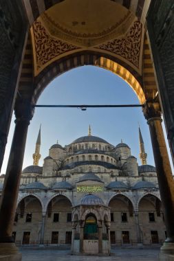 Sabahın erken saatlerinde Sultanahmet Camii iç avlu giriş. Sultanahmet, Istanbul.