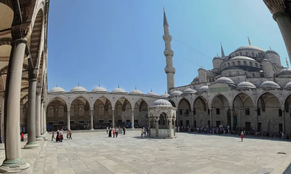 Дневной Двор Мечети Султанахмет — стоковое фото
