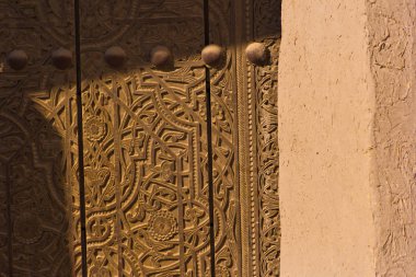 Eski oyulmuş kapı ve kil duvar. Khiva, Özbekistan.