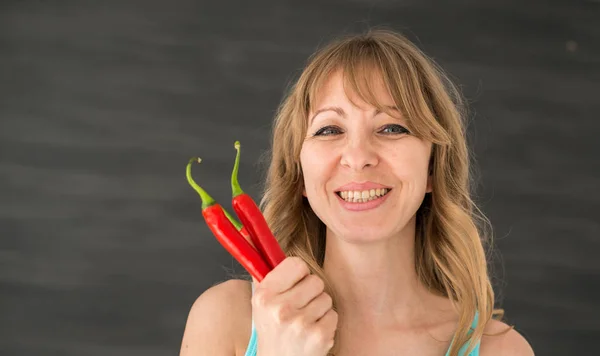 Kvinna håller en peppar — Stockfoto