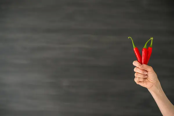 Varm paprika i hand — Stockfoto