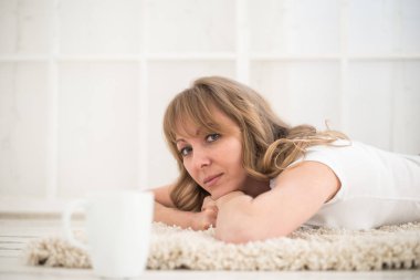 odasında yerde yatan kadın